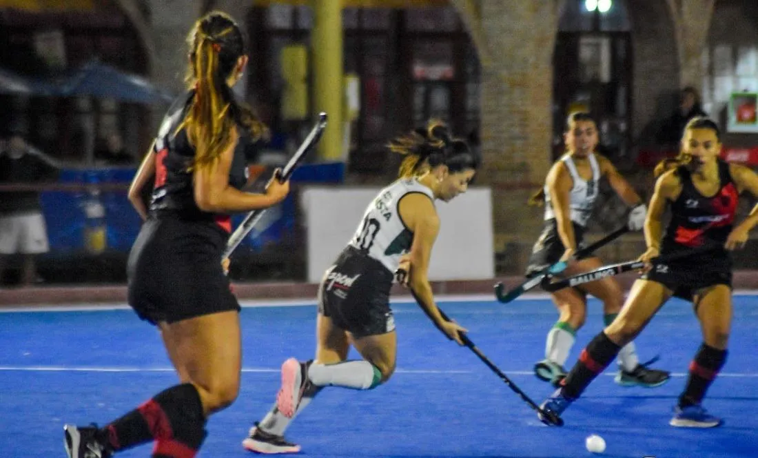 EN SALTA. Novillo se lleva la bocha. La jugadora de Tucumán Rugby marcó el gol del triunfo por 3-2 ante Quilla de Santa Fe.