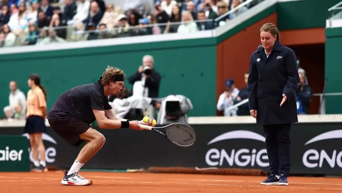 Reproches y golpes con la raqueta: así fue la explosión de furia de Andrey Rublev en Roland Garros