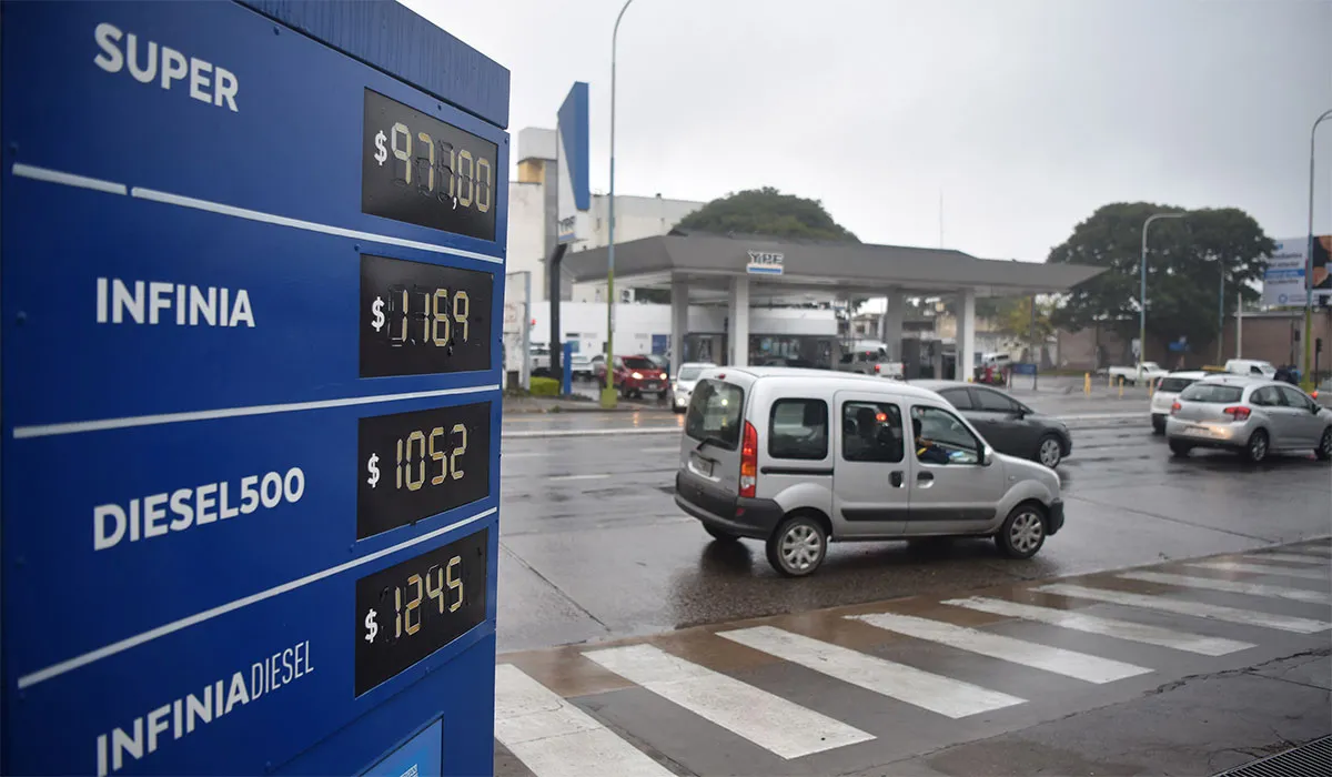 ÚLTIMA ACTUALIZACIÓN. El 1 de mayo las petroleras subieron un 4 % los precios de todos sus combustibles.