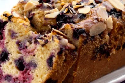 El budín fit de avena y frutos rojos ideal para las tardes frías