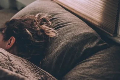 Cómo relajarse y dormir bien durante la noche: 10 consejos de un profesor de Oxford