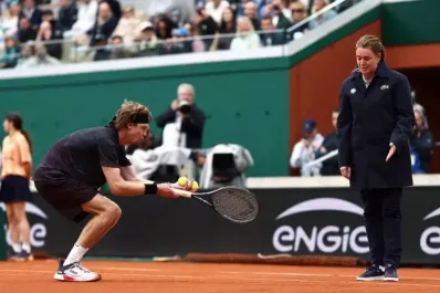 Reproches y golpes con la raqueta: así fue la explosión de furia de Andrey Rublev en Roland Garros