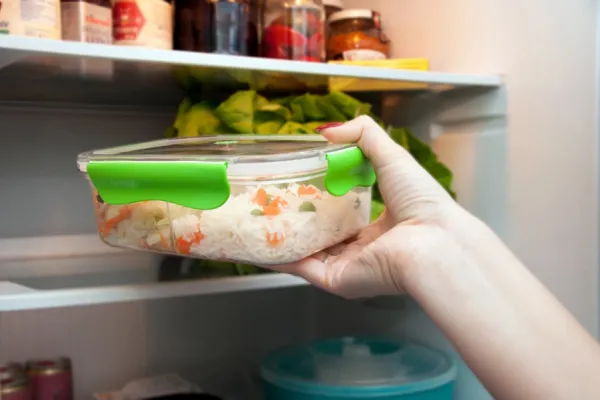 Arroz cocido: ¿cuántas veces se puede recalentar y por qué no debemos guardarlo en la puerta de la heladera?