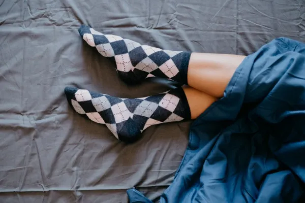Dormir con medias: ¿es bueno o malo para la salud?