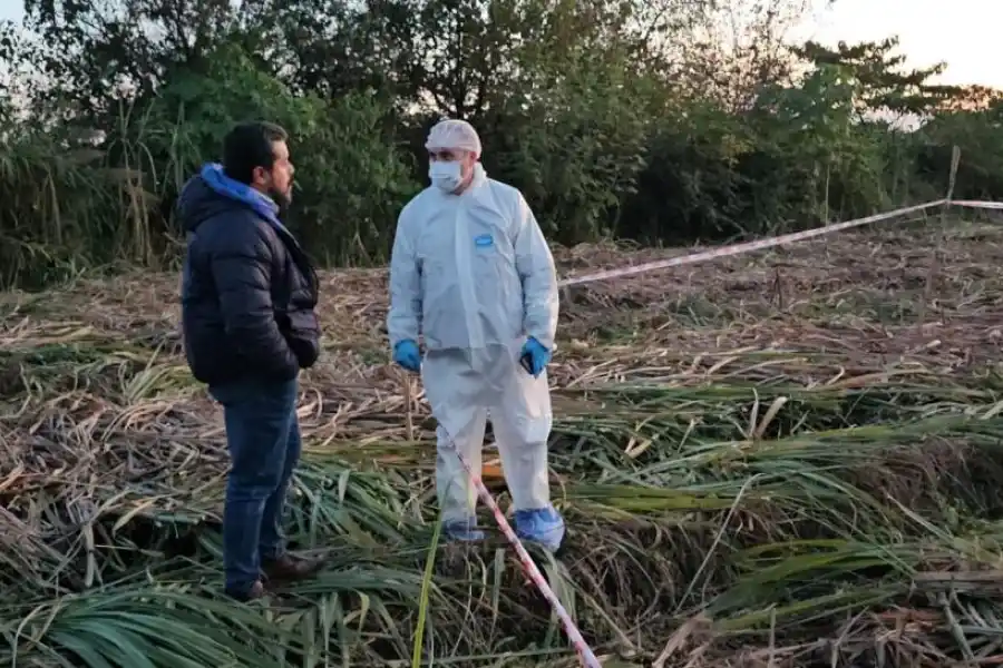 ANÁLISIS. El fiscal Miguel Varela dialoga con un perito del ECIF.
