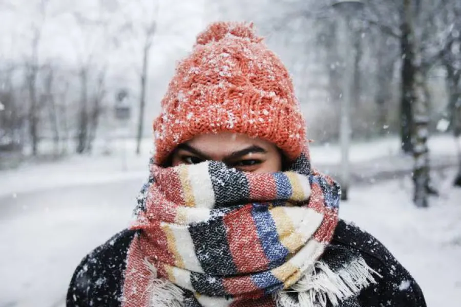 El abrigo nos ayuda a mitigar el frío. 