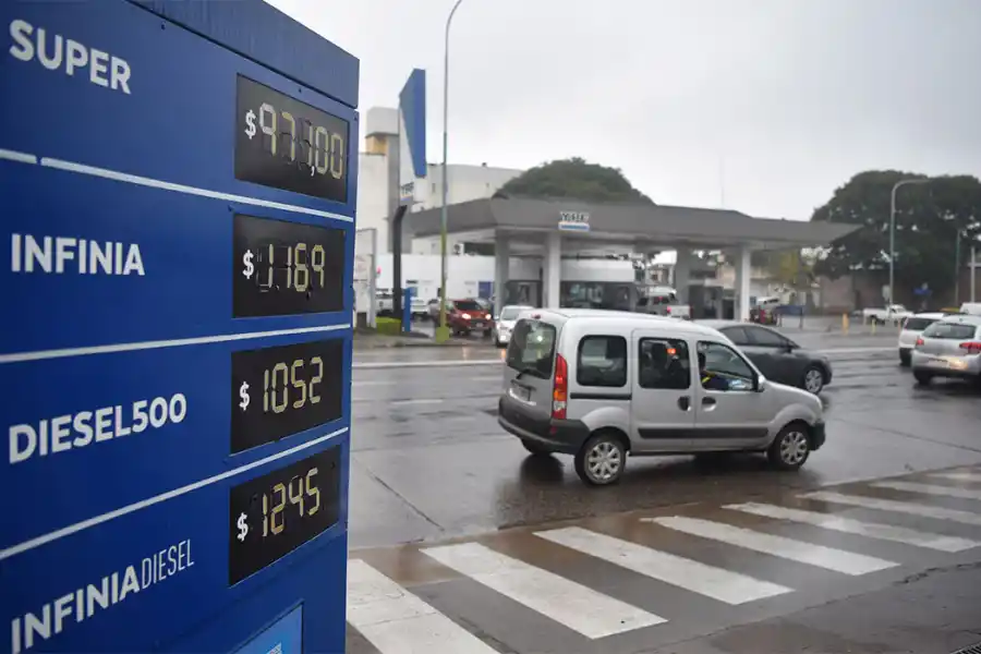 ÚLTIMA ACTUALIZACIÓN. El 1 de mayo las petroleras subieron un 4 % los precios de todos sus combustibles.