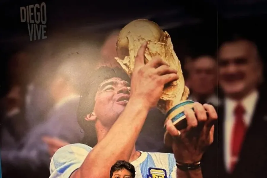 El más joven de los Maradona asistió a la inauguración de la muestra homenaje en Nápoles.
