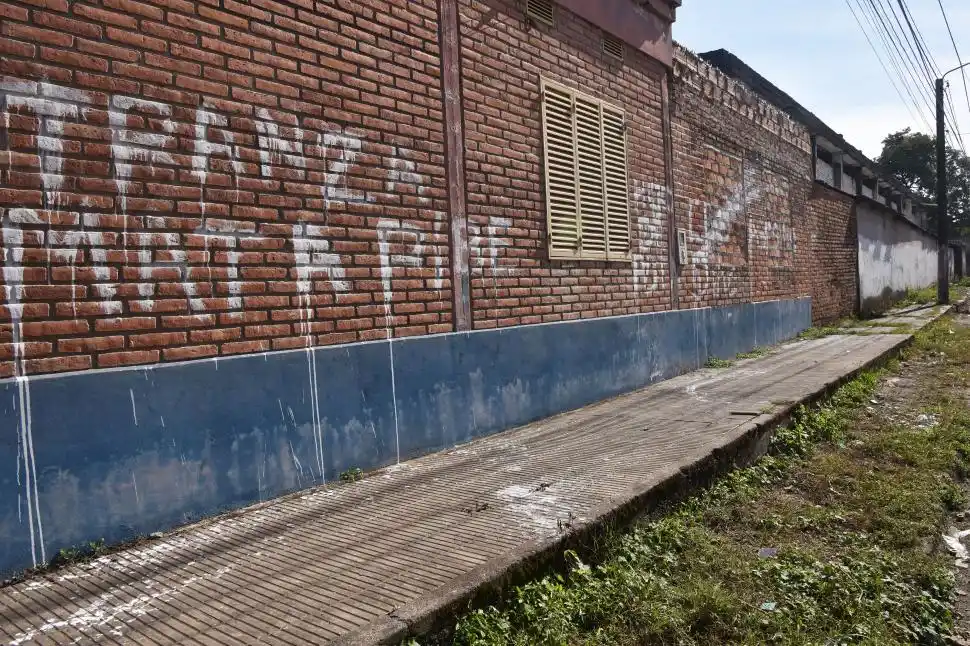 PROTESTA. Vecinos de El Cruce pintaron las paredes del club tras el crimen
