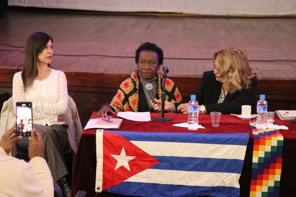 EN EL AUDITORIO, Una bandera cubana se desplegó sobre el escritorio mientras Gema Mestre Varela daba la clase. Fotos Gentileza Área de Comunicación de la facultad de Filosofía y Letras (UNT)