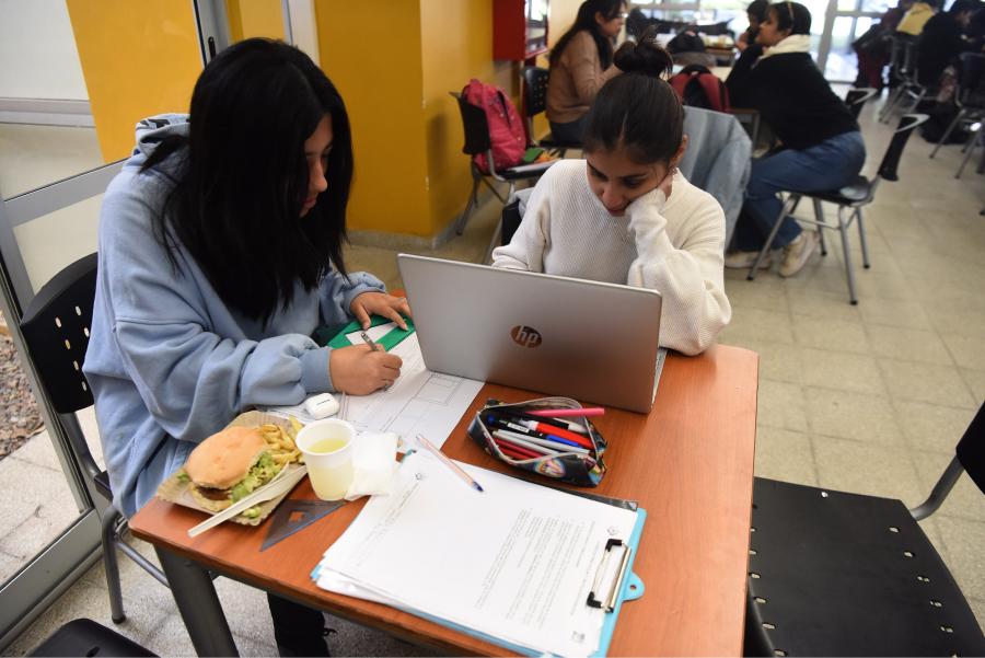DESCANSO. Los estudiantes aprovechan el espacio para comer algo, estudiar y distenderse un poco. / Foto: Analía Jaramillo