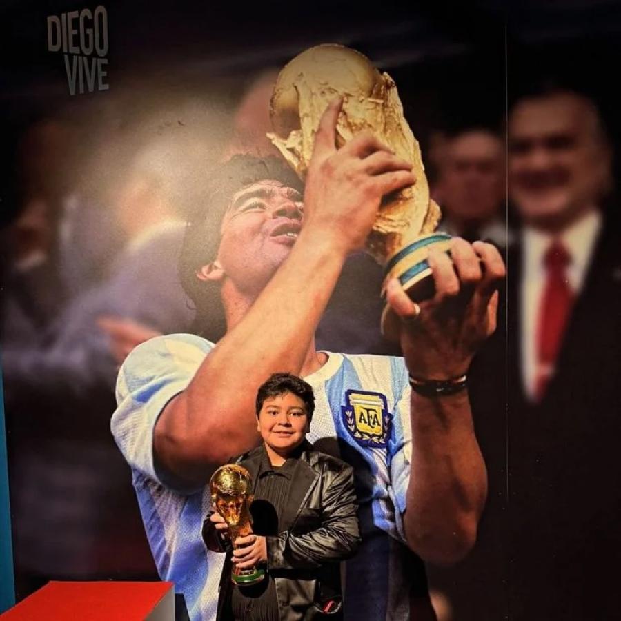 El más joven de los Maradona asistió a la inauguración de la muestra homenaje en Nápoles.