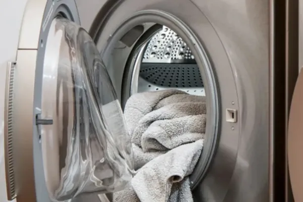 Dejar la puerta del lavarropas abierta después de cada lavado: el error que muchos cometen sin saberlo