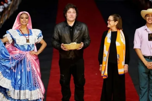 Milei está en El Salvador para la asunción de Bukele y se cruzará con el Rey de España