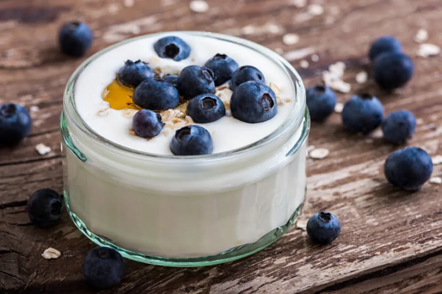 El yogurt griego contiene más proteínas debido a que es elaborado con tres veces más leche. 