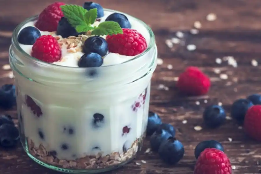 El yogurt natural contiene más azúcares gracias a la lactosa. 