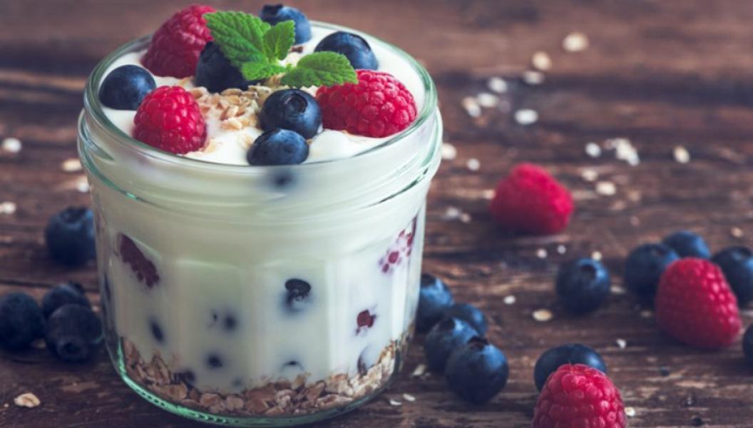 El yogurt natural contiene más azúcares gracias a la lactosa. 