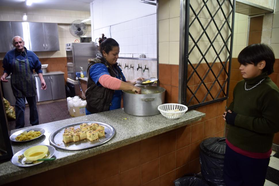 MENÚ COMPLETO. Los chicos reciben una entrada de sopa, un plato fuerte y una porción de postre a diario.