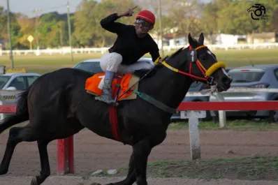 Turf: Humor and Glory apabulló a sus rivales en el especial Día del Periodista