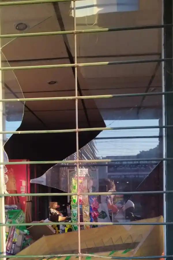 DAÑOS. Ladrones rompieron el vidrio de un local en Solano Vera al 500.