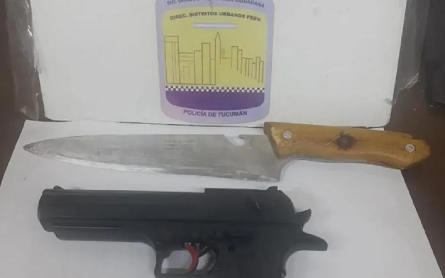 Tres adolescentes fueron detenidos en el microcentro: tenían un cuchillo y un arma de fuego falsa