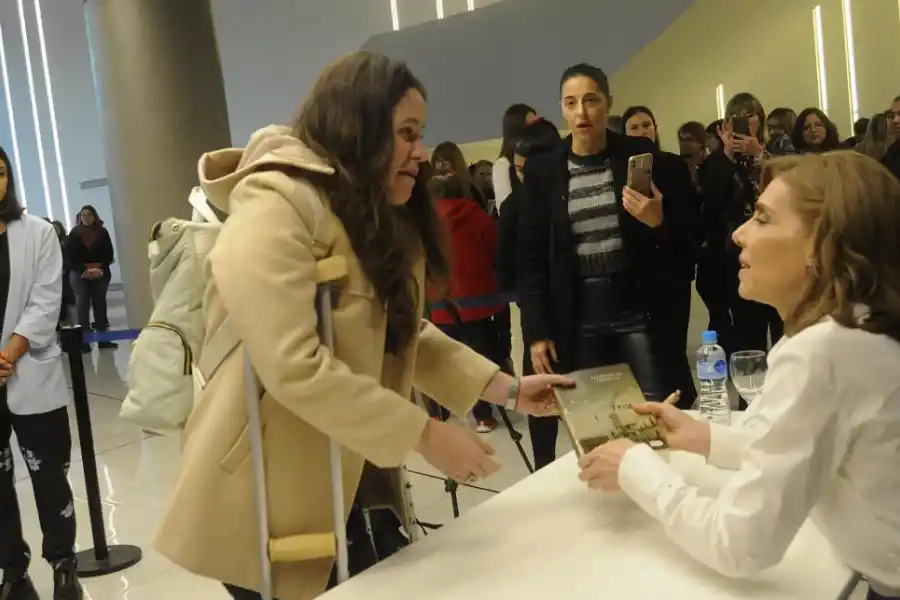EN ACCIÓN. La cordobesa firmó libros a las lectoras que la esperaron.
