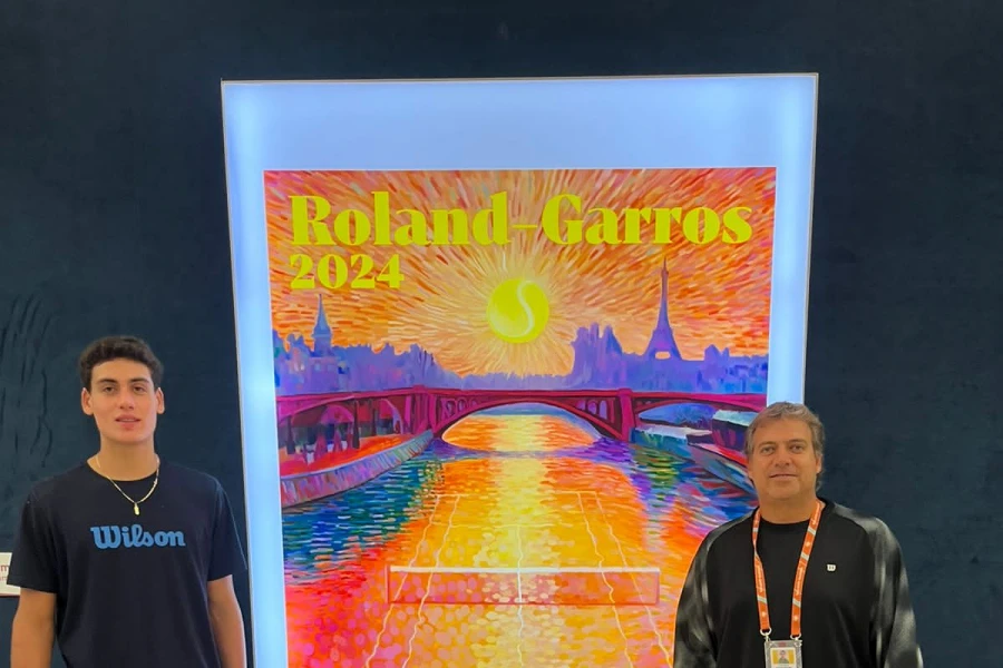 LISTOS. Machi junto a su papá, que es también su entrenador, posan en uno de los sectores exclusivos de Roland Garros.