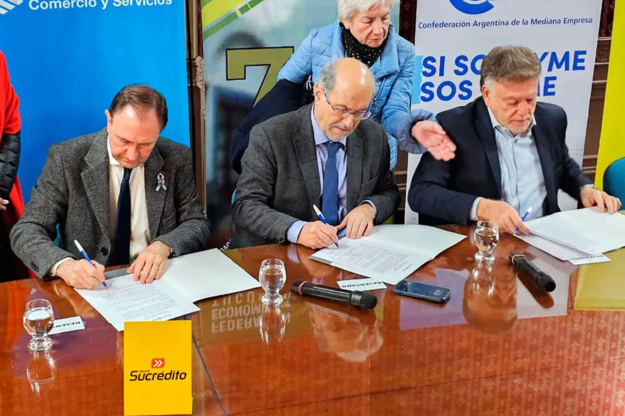 Momento de la firma del convenio.