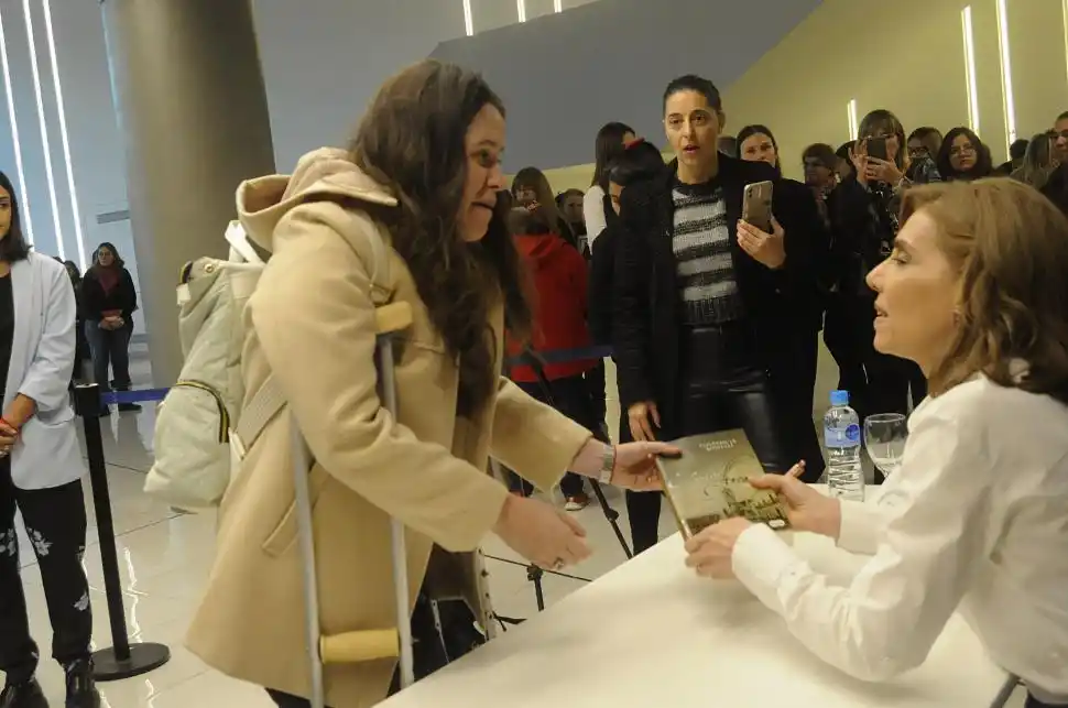 EN ACCIÓN. La cordobesa firmó libros a las lectoras que la esperaron.
