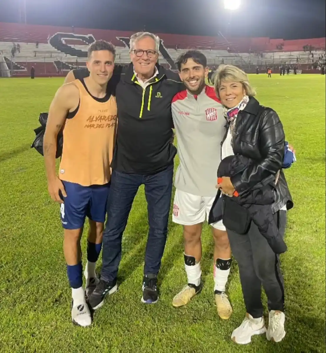 FELICES. Edmundo y Milena se llegaron hasta La Ciudadela para ver el enfrentamiento de sus hijos Mariano y Gonzalo.