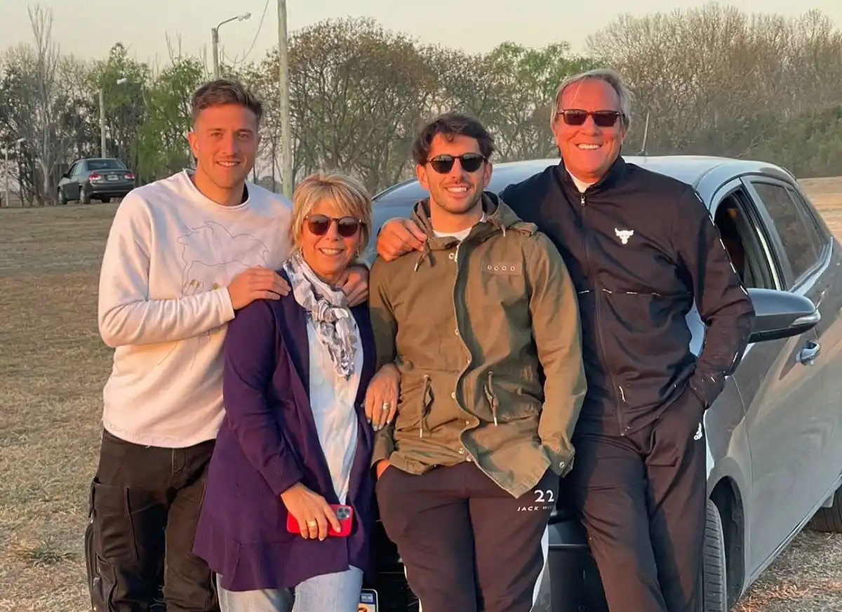 EN FAMILIA. Mariano y Gonzalo posan juntos a sus papás Edmundo y Milena. Foto tomada de Instagram.
