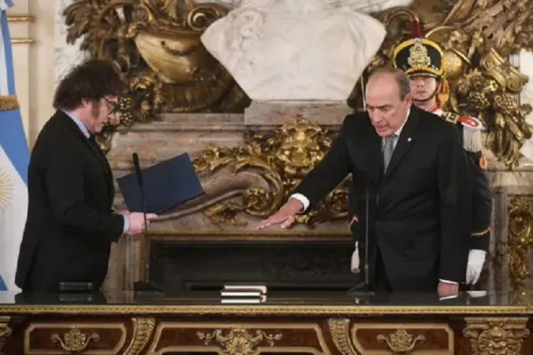Milei le tomó juramento a Guillermo Francos como nuevo jefe de Gabinete