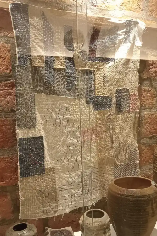 PRENDAS BORDADAS. Con una técnica especial relatan historias.