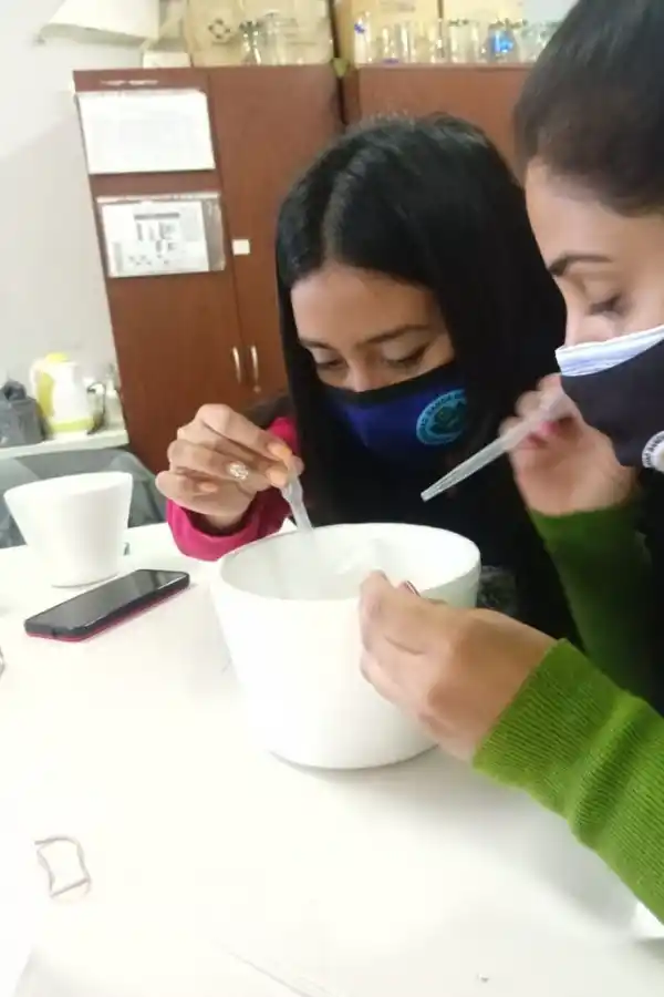 EN EL LABORATORIO. Los trabajos se hacen cuidadosamente.