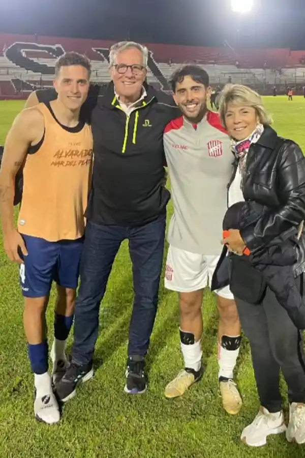 FELICES. Edmundo y Milena se llegaron hasta La Ciudadela para ver el enfrentamiento de sus hijos Mariano y Gonzalo.