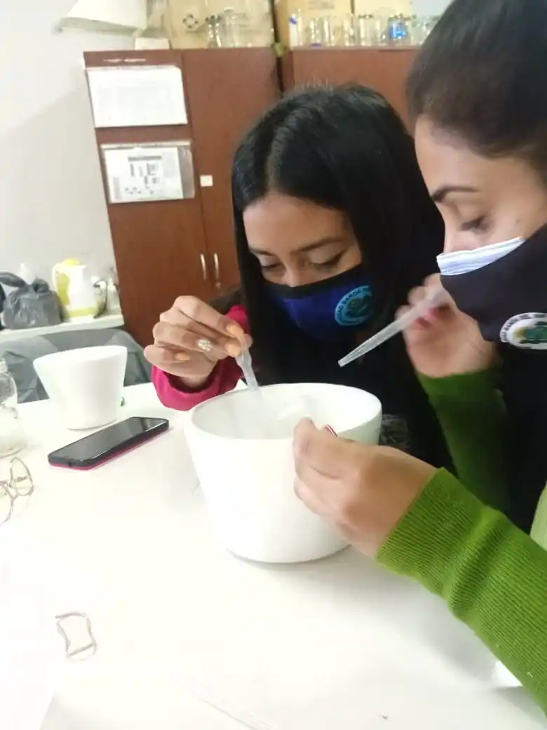 EN EL LABORATORIO. Los trabajos se hacen cuidadosamente.
