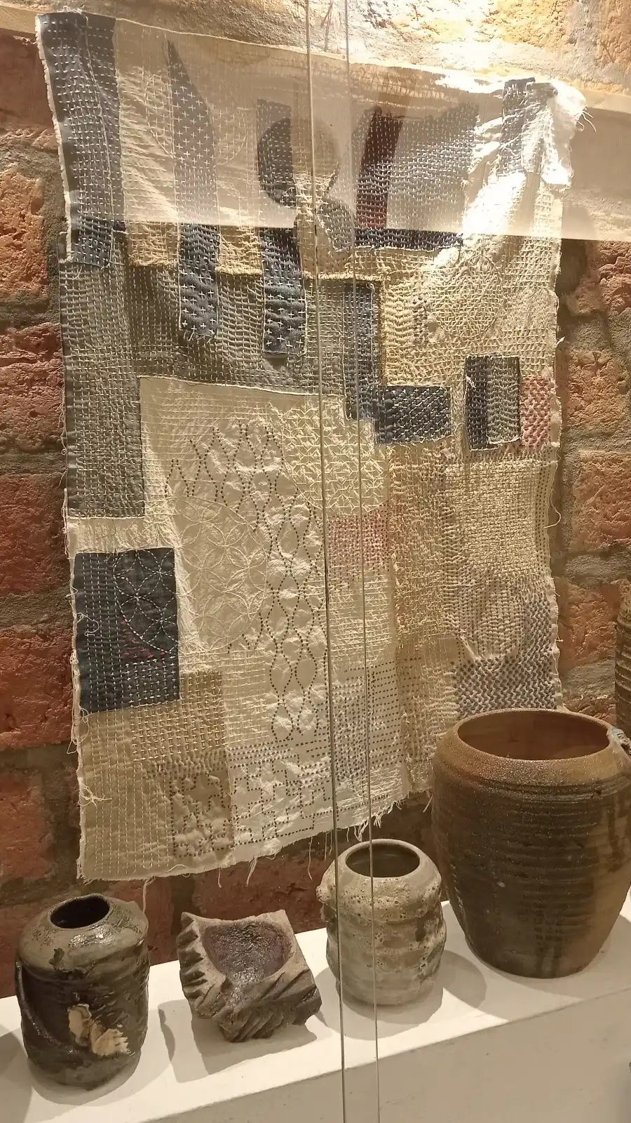 PRENDAS BORDADAS. Con una técnica especial relatan historias.