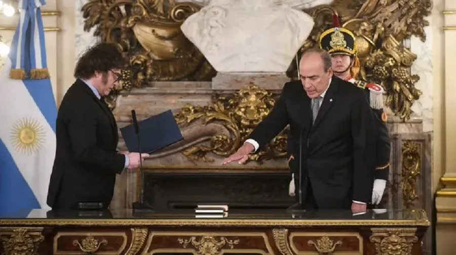 Milei le tomó juramento a Guillermo Francos como nuevo jefe de Gabinete