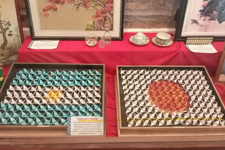 ORIGAMIS. Las grullas de papel con los colores de las banderas.