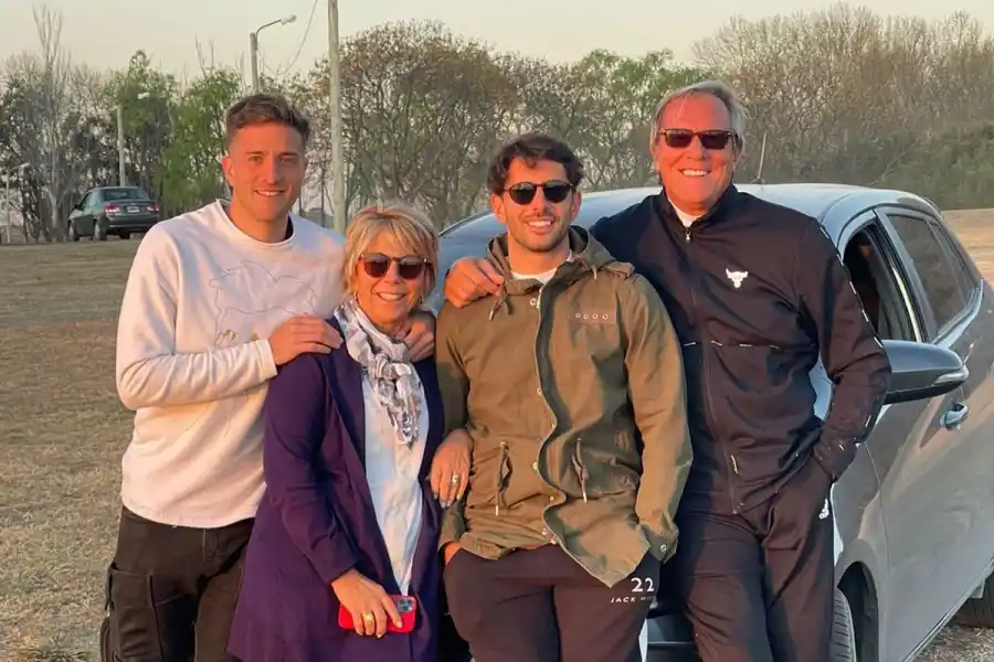 EN FAMILIA. Mariano y Gonzalo posan juntos a sus papás Edmundo y Milena. Foto tomada de Instagram.