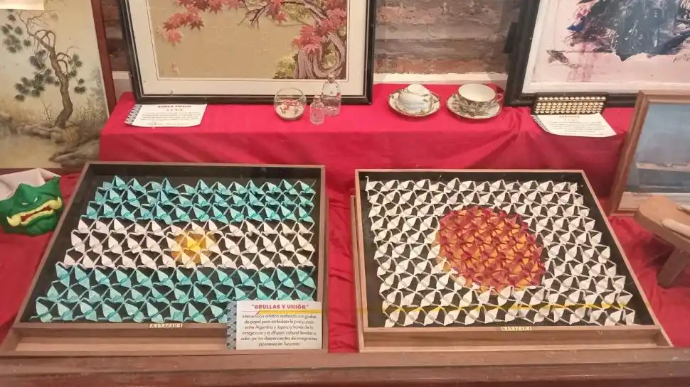 ORIGAMIS. Las grullas de papel con los colores de las banderas.