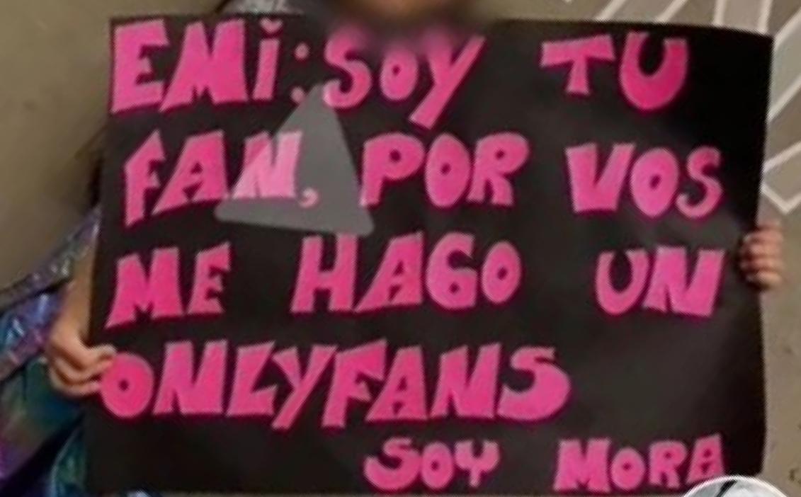 El cartel del Movistar Arena que generó preocupación.