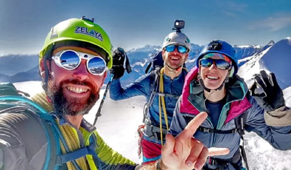 SU NUEVA VIDA. Zelaya Huerta posa con dos clientes a los que guió por una travesía en Eslovenia.