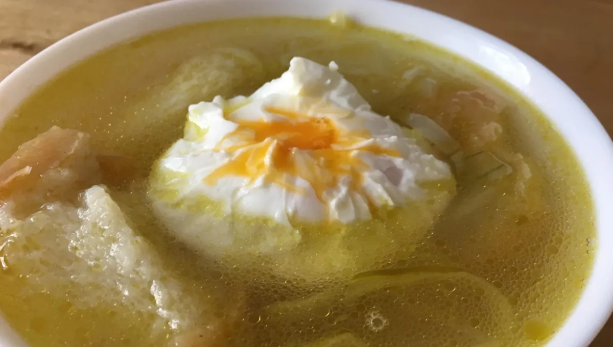 Sopa de huevo: fácil, económica y ayuda a bajara de peso