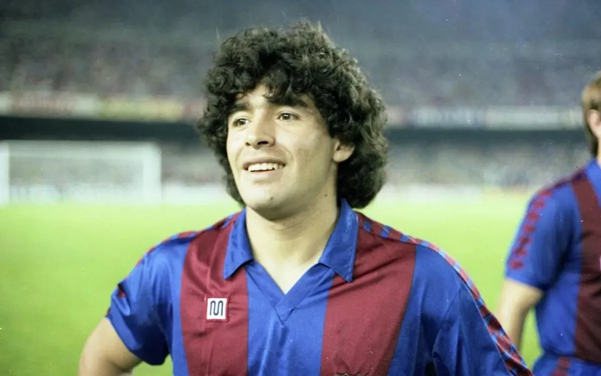 Hace 42 años, Maradona pasaba a Barcelona, en una negociación con un arma en la mesa