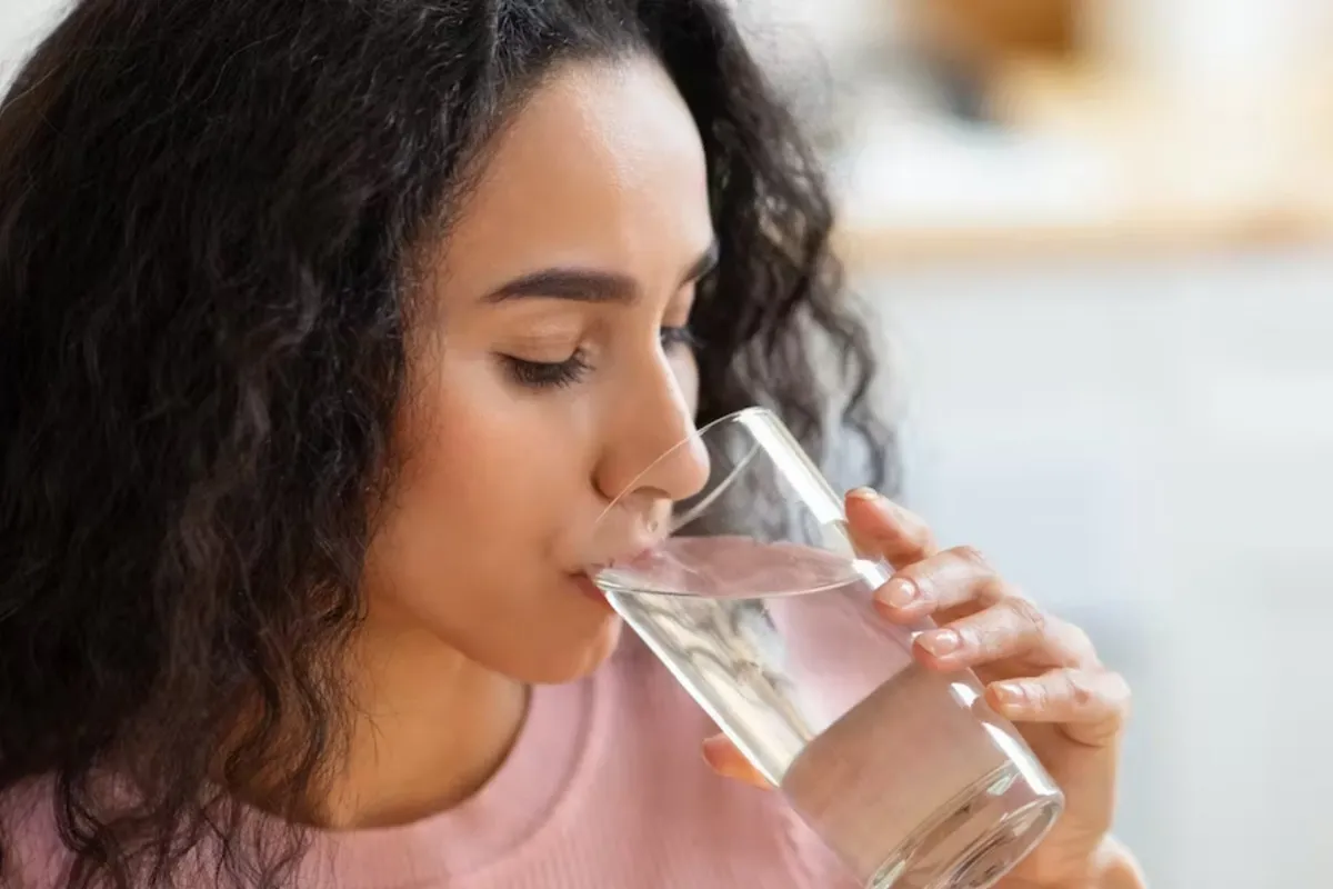 Beber agua ¿realmente ayuda a bajar de peso?