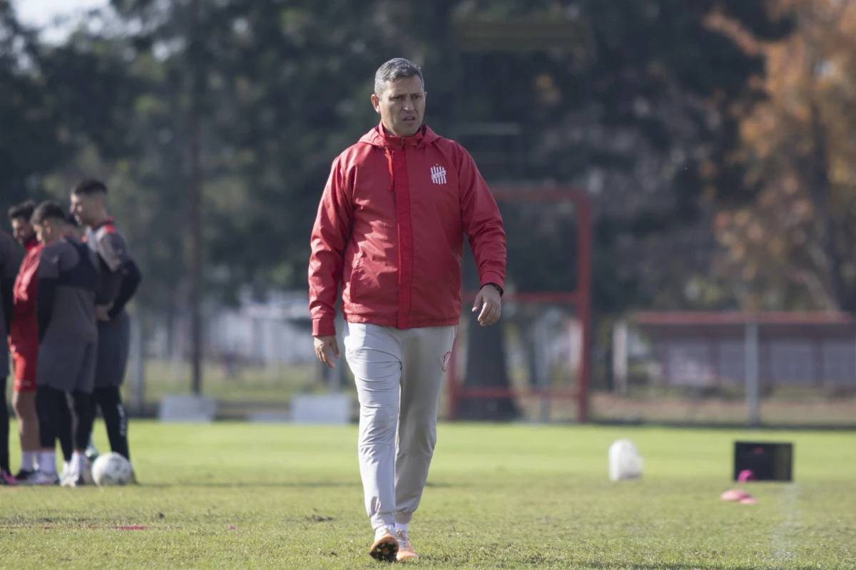 ENFOCADO. Diego Flores todavía planifica el equipo que saldrá a la cancha en Santiago del Estero. Foto de Alejandro Cruz/Prensa CASM.