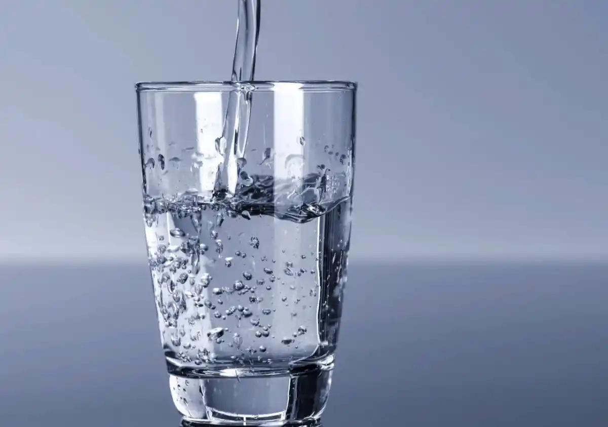 Beber agua puede llenar nuestro estómago.