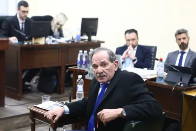 Alperovich en el juicio por abusos: del avión prestado a la forma en la que les pagaban a los empleados