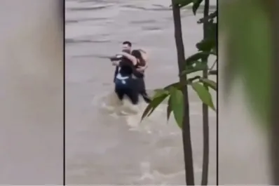 Video: el último abrazo de tres amigos antes de morir ahogados por las inundaciones en Italia
